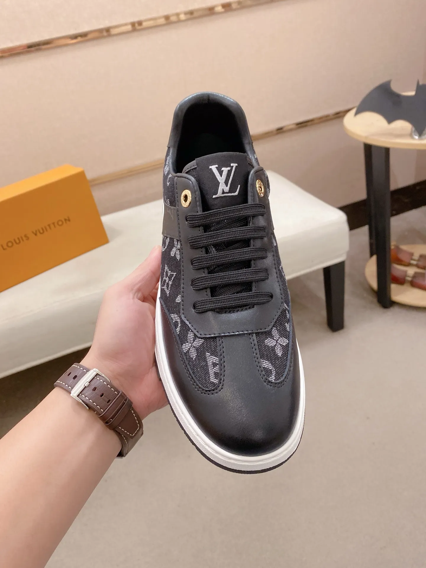 Factory price: 400 men's shoes💰🇮🇹🇮🇹LV Louis Vuitton. The latest fashionable casual shoes are popular in physical stores. New spring and summer comfortable imported custom original cowhide, unique jacquard fabric element design. With sheepskin lining, Lv original bottom, [sun][sun] high-end packaging and high quality💪Details determine the quality, you can enter and exit the counter at will, welcome to compare🇮🇹Size 38-44